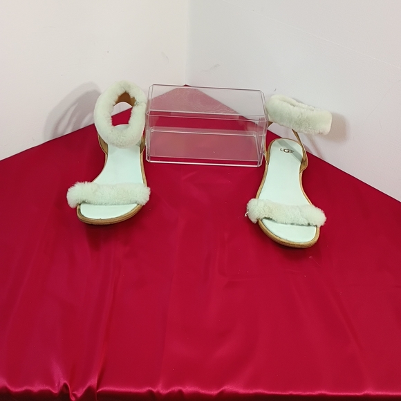 Ugg Fluff Springs Patent Flats Sandal Woman’s Size 10 Blue Lamb Fur 5967. - Picture 1 of 6